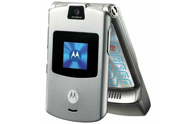 O Motorola V3 foi um celular que marcou época, sem dúvidas. A telinha frontal era novidade, e o preço era acessível só para poucas pessoas. Ter um V3 era sinal claro de ostentação.