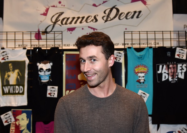 Deen é marketeiro e tem produtos com seu nome, como camisetas