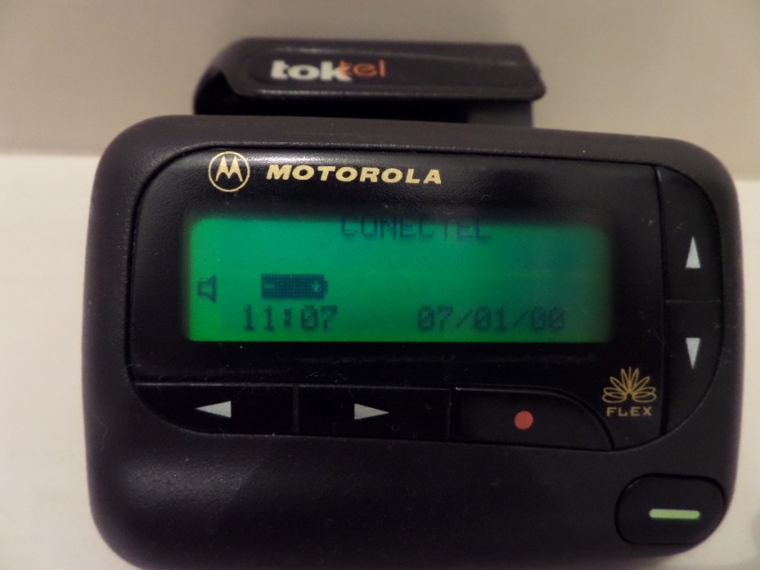 ... Deve conhecer o <b>pager</b>, um aparelho pré-SMS, pré-Whatsapp e quase pré-histórico. Para mandar mensagens para o sujeito, você ligava para um operador humano e ditava o texto. As mensagens chegavam cheias de erro (e não podia enviar palavrão) 