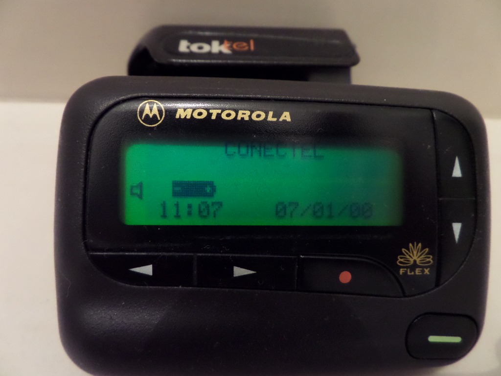 ... Deve conhecer o <b>pager</b>, um aparelho pré-SMS, pré-Whatsapp e quase pré-histórico. Para mandar mensagens para o sujeito, você ligava para um operador humano e ditava o texto. As mensagens chegavam cheias de erro (e não podia enviar palavrão)