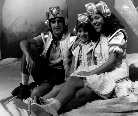 Ricardo Graça Mello (filho de Marília Pêra) e Bebel Gilberto (filha de João Gilberto) viveram Pedrinho e Narizinho. A cantora mirim Aretha (filha de Vanusa) conduzia a narrativa do programa