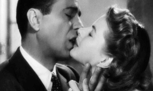 E assim beijam-se Rick (Humphrey Bogart) e Ilsa (Ingrid Bergman) no clássico dos clássicos