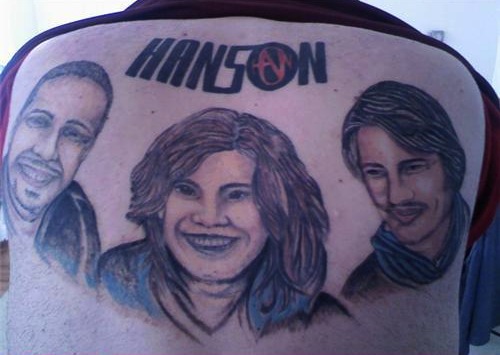 Quem tatua Hanson nas costas?