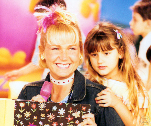 Xuxa (na foto, com a filha Sasha) tentava resgatar o foco no público infantil, mas o gênero já estava pra lá de desgastado. O programa não foi um grande sucesso, e encerrou o interesse da Globo em priorizar essa fatia da audiência