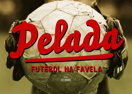 O filme retrata a garra dos garotos com a bola no pé, a paixão dos torcedores nos campeonatos e todo o universo que envolve o cotidiano das peladas. 
