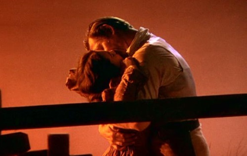 Beijo à força? Sim, é com Rhett Butler (Clark Gable) e Scarlett Ohara (Vivien Leigh). Depois do beijo, ela esbofeteia o bofe, claro.
