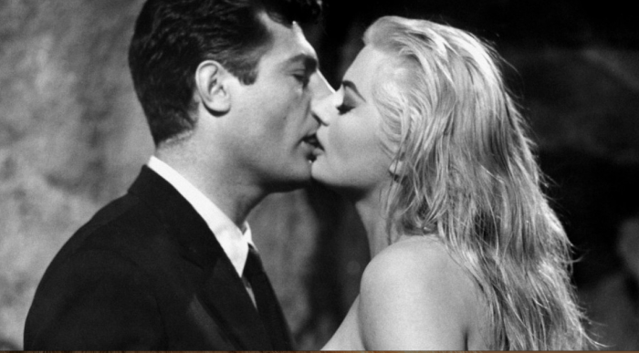 Beijo à italiana: Marcello Mastroiani e Anita Ekberg na Fontana di Trevi no clássico de Federico Fellini