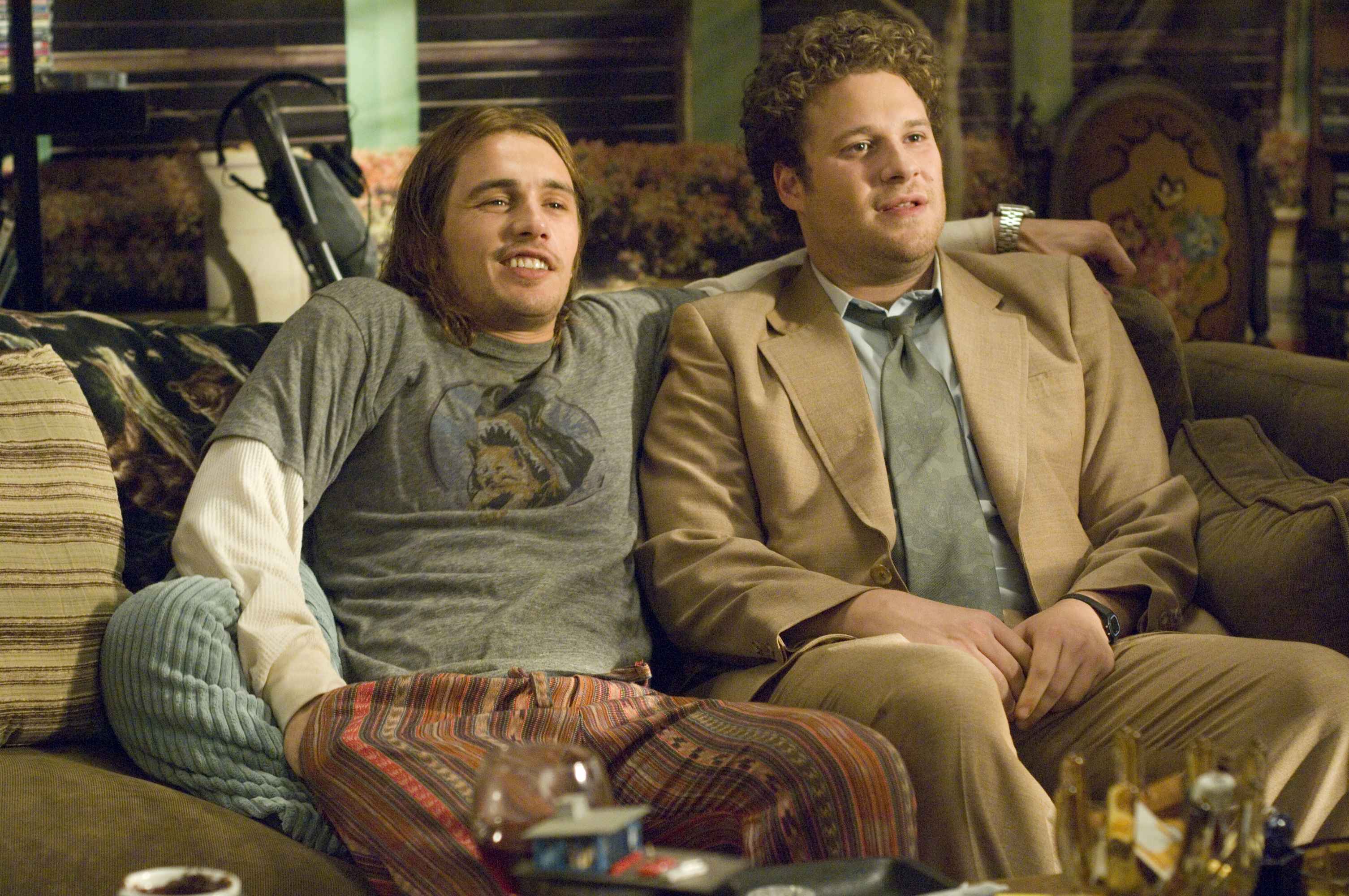 O nome do filme em inglês, Pineapple Express, é uma espécie fictícia de maconha mais forte que conduz as aventuras da trama