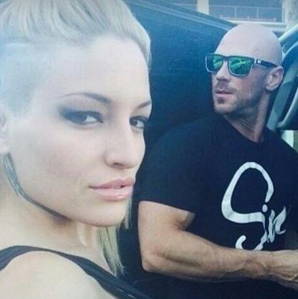 Johnny tem site oficial com a esposa, Kissa Sins