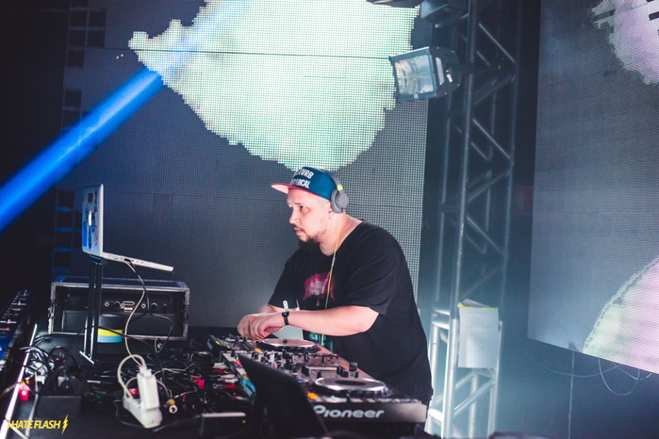 "Nenhum dos dois. Particularmente, eu não gosto, mas não acho correto falar de EDM de forma dualista, todos os estilos musicas coexistem e se convergem cada vez mais. Sempre existiram estilos musicais comerciais e sempre foram atacados, normal…
A EDM não existira se não houvesse o público (gigante) que o consome. 'Culpar' um estilo musical por isso ou aquilo é completamente inútil."