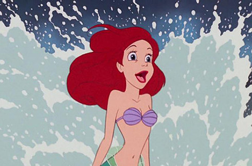 Se no filme Ariel está sempre diva com uma make perfeita e os cabelos esvoaçantes...