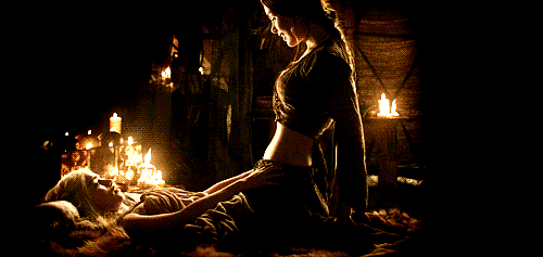 Ok, não rolou sexo aqui, mas a cena em que Doreah ensina pra Daenerys como satisfazer um homem na cama foi pra lá de quente.