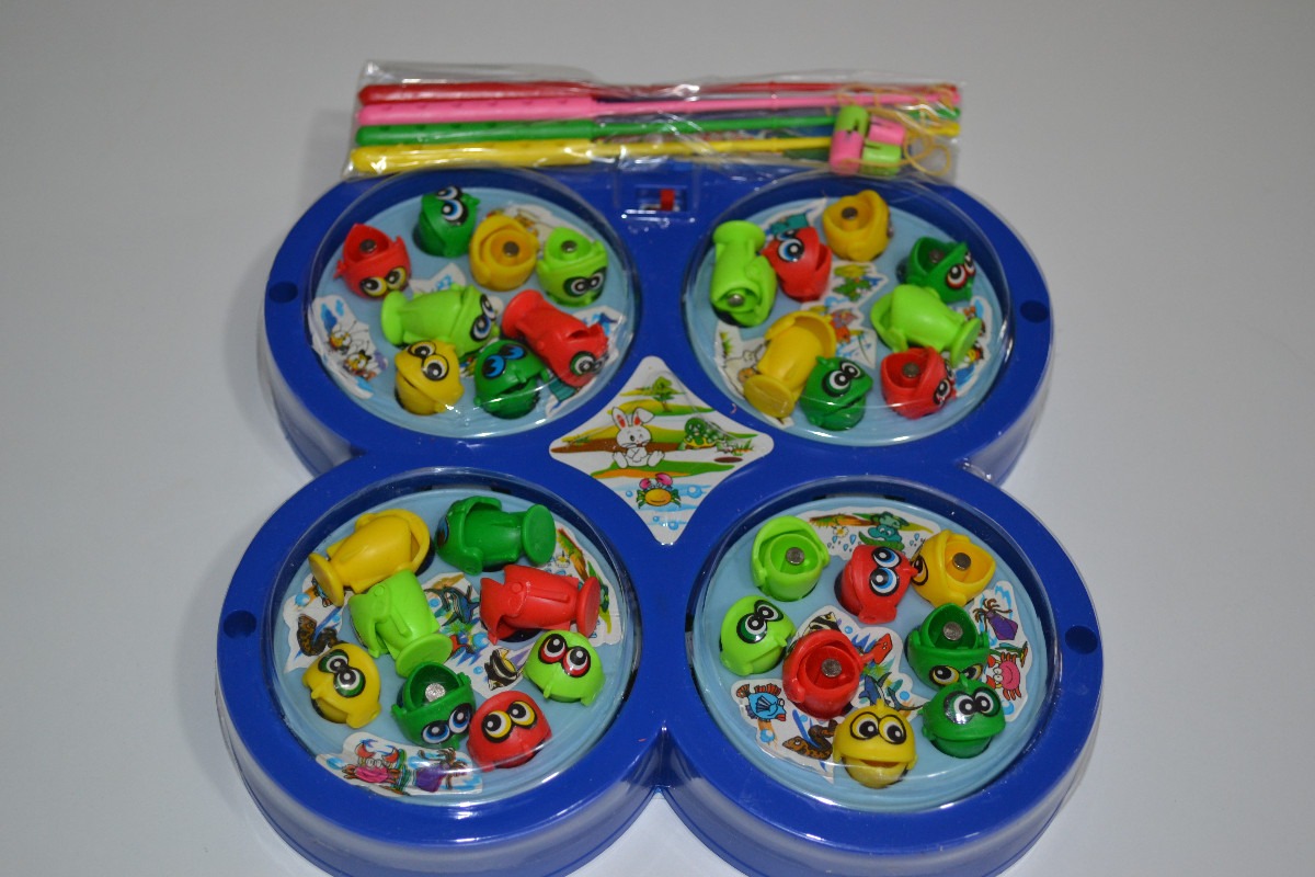 O Pega Peixe era muito legal, pois era como se a brincadeira mais legal da festa junina (a pescaria, claro) estivesse no seu quarto pra você brincar quando quiser - sem a parte dos prêmios, é claro.