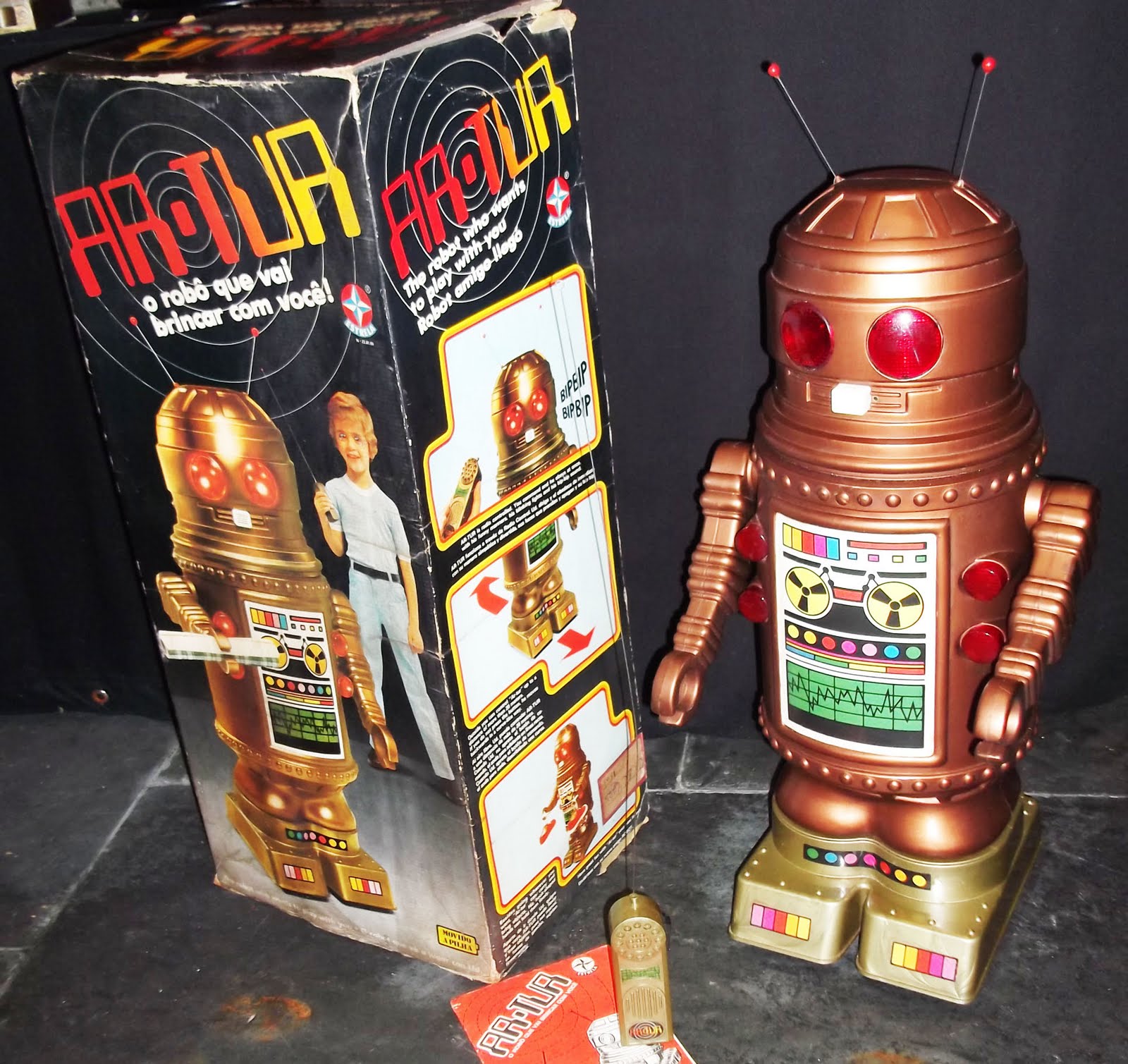 Os anos 90 foram os anos da evolução tecnológica, e uma das sensações do momento era ter um robô, mesmo que de brinquedo.
O preço um tanto salgado fez com que o brinquedo não deslanchasse, mas com certeza o Ar-Tur foi o sonho de muita criança.