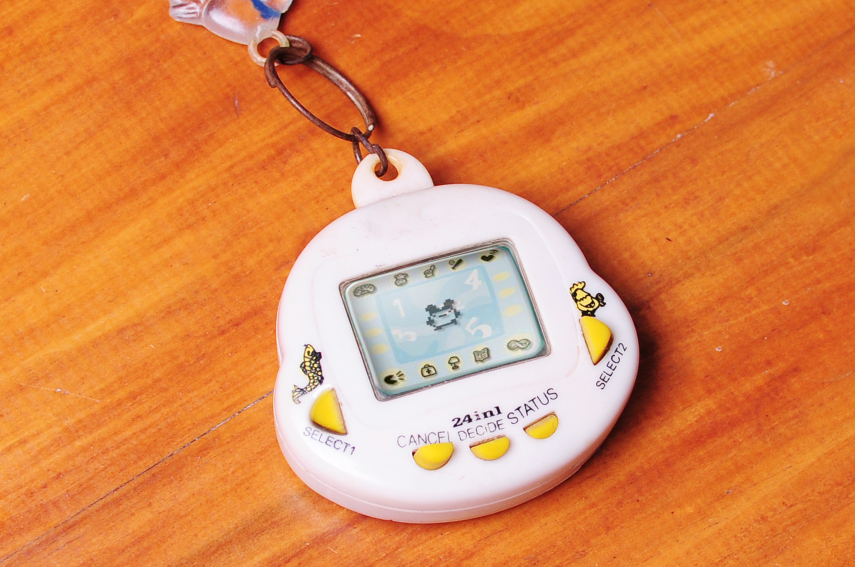 Tamagotchi, que nada! Aqui é Bichinho Virtual, mano. O brinquedo de aparência totalmente simples e produzido em série na Ásia foi uma das maiores febres (talvez a última) de brinquedo das décadas passadas.Quem nunca chorou quando o bichinho morreu de fome por você ter esquecido dele?