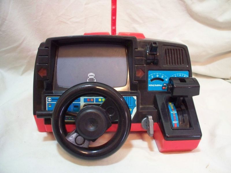 Esse é o brinquedo que só aquele seu amigo playboy tinha (a não ser que você fosse o playboy).Para uma criança, o Turnin’ Turbo Dashboard era a mesma coisa que dirigir um super carro de corrida.