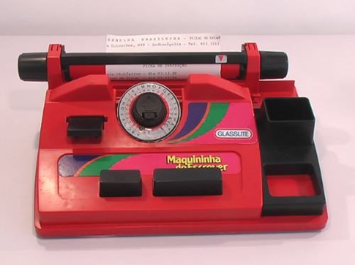 Não, essa não é a máquina de escrever de uma tecla só do Chaves. É a Maquininha de Escrever, o primeiro contato de muitos com a escrita em um teclado