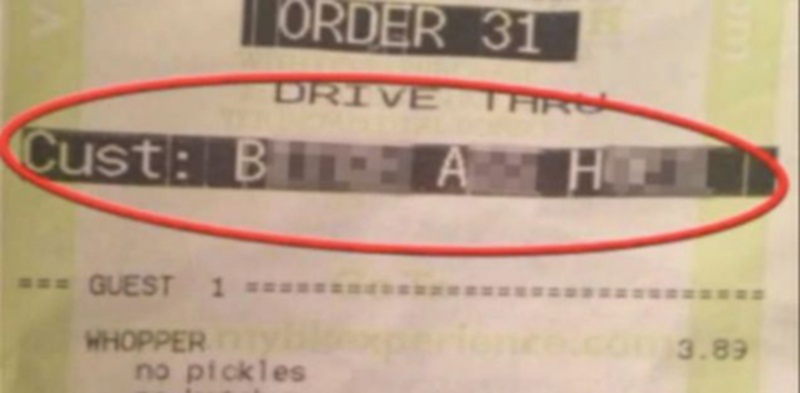 Depois de comprar um lanche no drive-thru de um Burger King em Virginia, nos EUA, uma avó foi às lágrimas quando viu que, em seu recibo, estava escrito: 'Bitch ass hoes' (vadias de cu de cadela, traduzido de um 'bom' inglês). O funcionário responsável foi demitido.