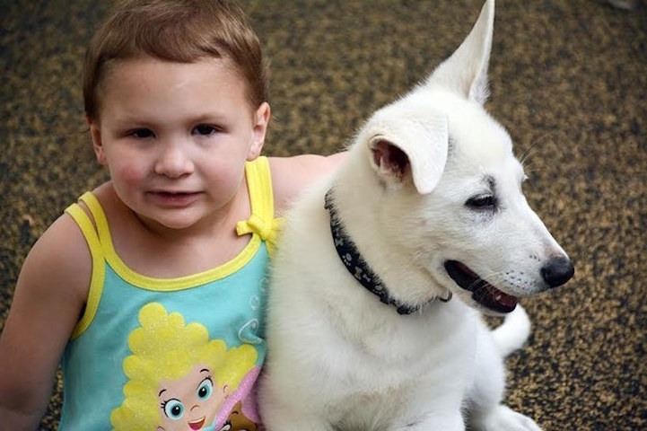 A garota Sapphyre, que não tem as pernas, tornou-se melhor amiga do cão Dan, que nasceu sem uma das patinhas