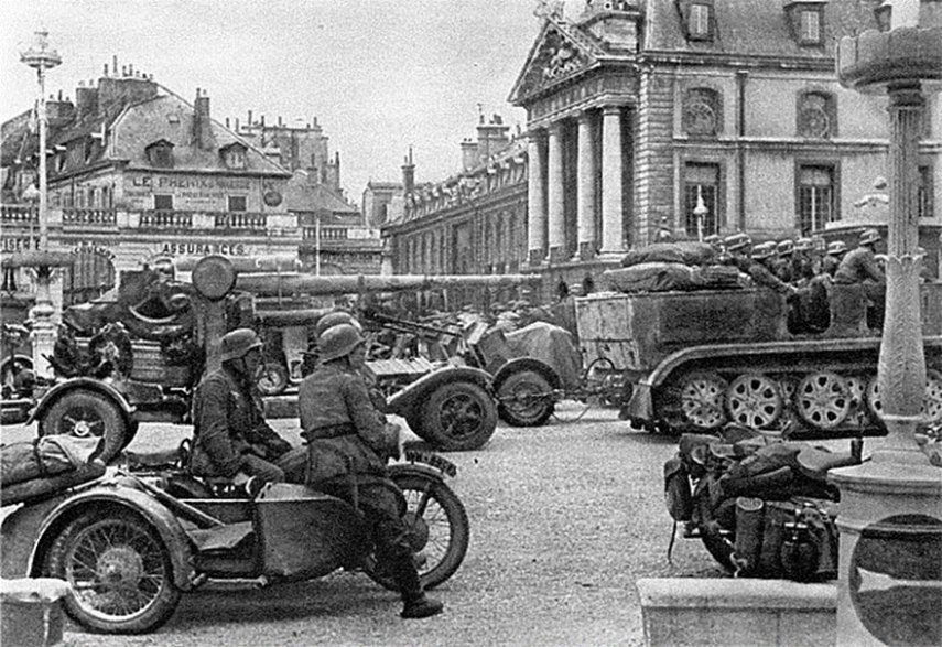 Dijon foi invadida em 17 de junho de 1940. Na foto, os alemães estão desfilando em frente ao palácio dos Duques de Burgundy, uma construção do século 18.