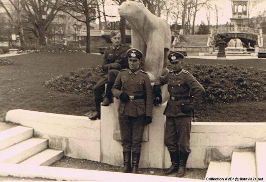 Soldados posam na estátua de urso-polar de François Pompon