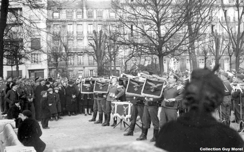 A orquesta nazista toca na principal praça da cidade.