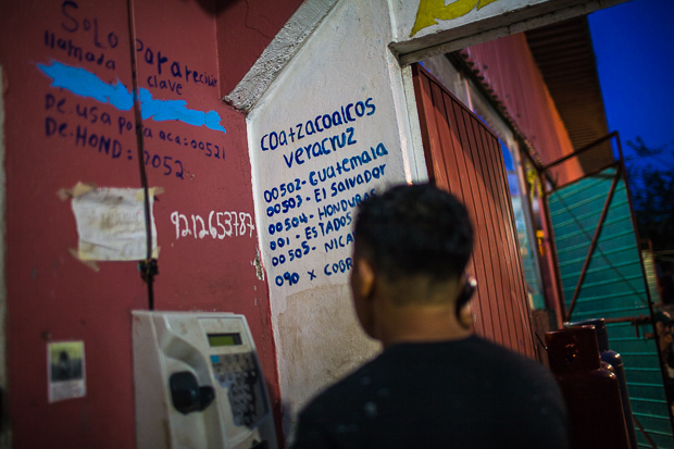 Migrante liga para sua família em um abrigo e pede dinheiro para continuar sua viagem
