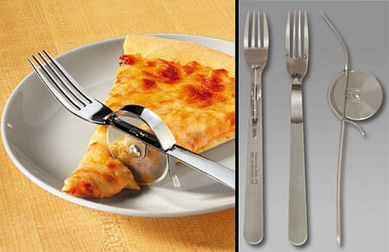 Garfos são importantes para se comer uma pizza. Cortadores de pizza são importantes para se cortar uma pizza. Mas por que ter essas duas coisas em um só utensílio? O nome dessa coisa aqui é Nyfork, e a gente acha que não é obrigado