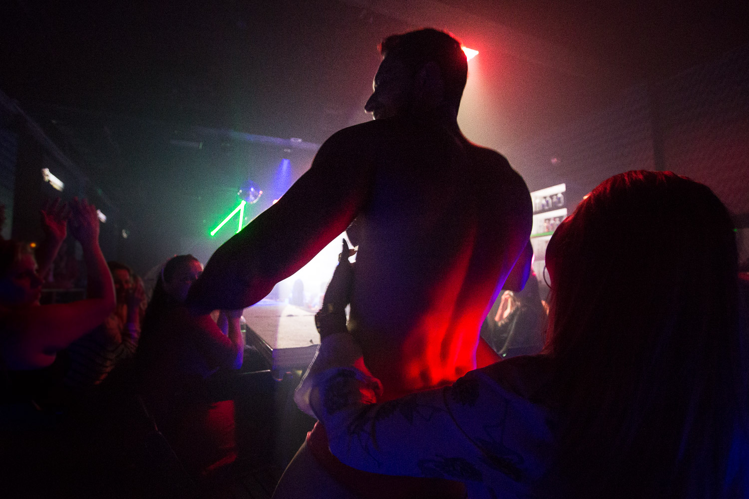 Manzano avisa: "Só não pode pegar no bilau". Na verdade, há regras para strippers e convidadas, tudo com o objetivo de manter a diversão e evitar constrangimento.
