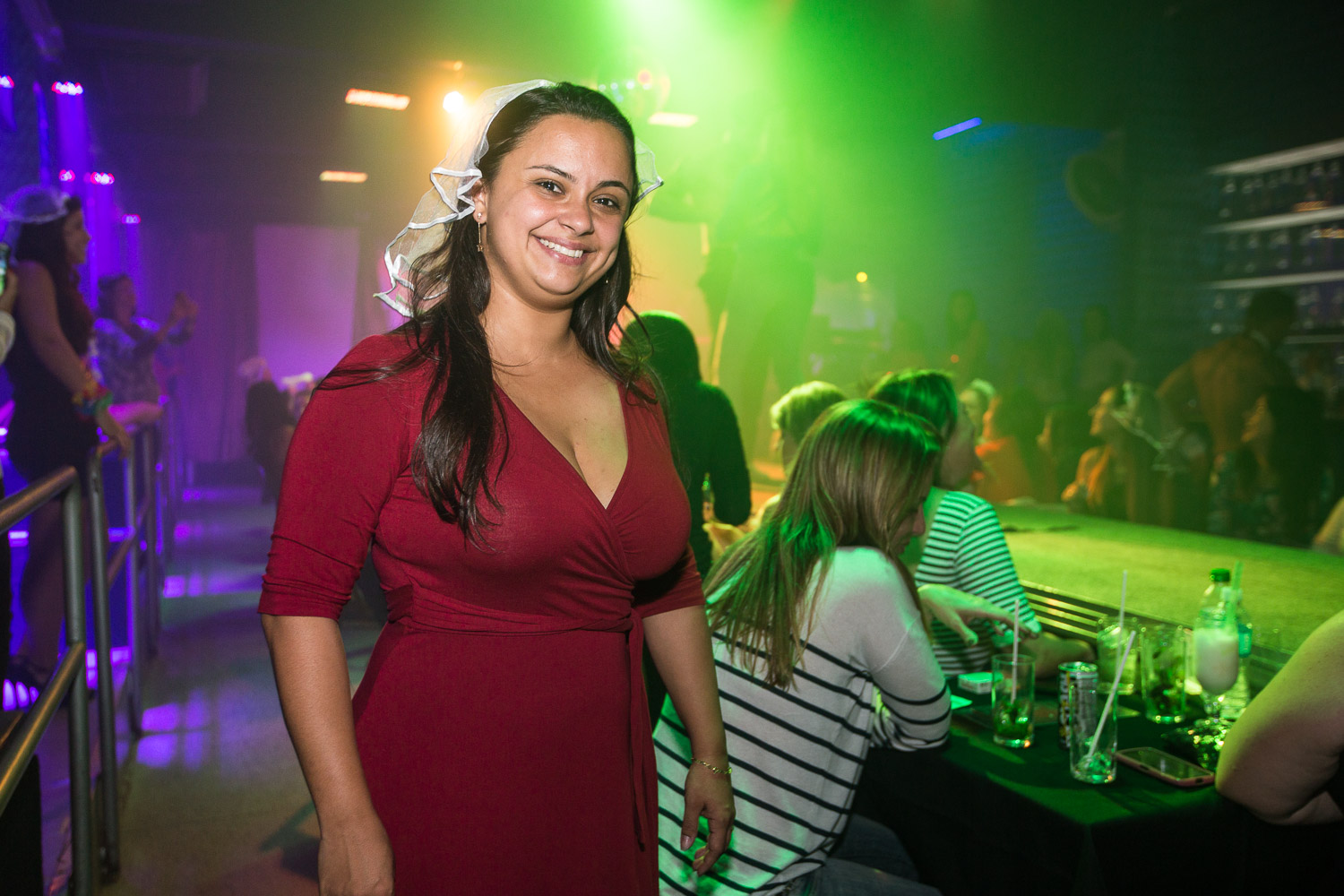Vanessa Busti, 34, produtora de eventos, estava a dois dias de se casar. Era sua primeira vez na casa, influenciada pelo convite das amigas. De véu nos cabelos, subiu no palco, dançou como se frequentasse o Clube há anos e se divertiu bastante.