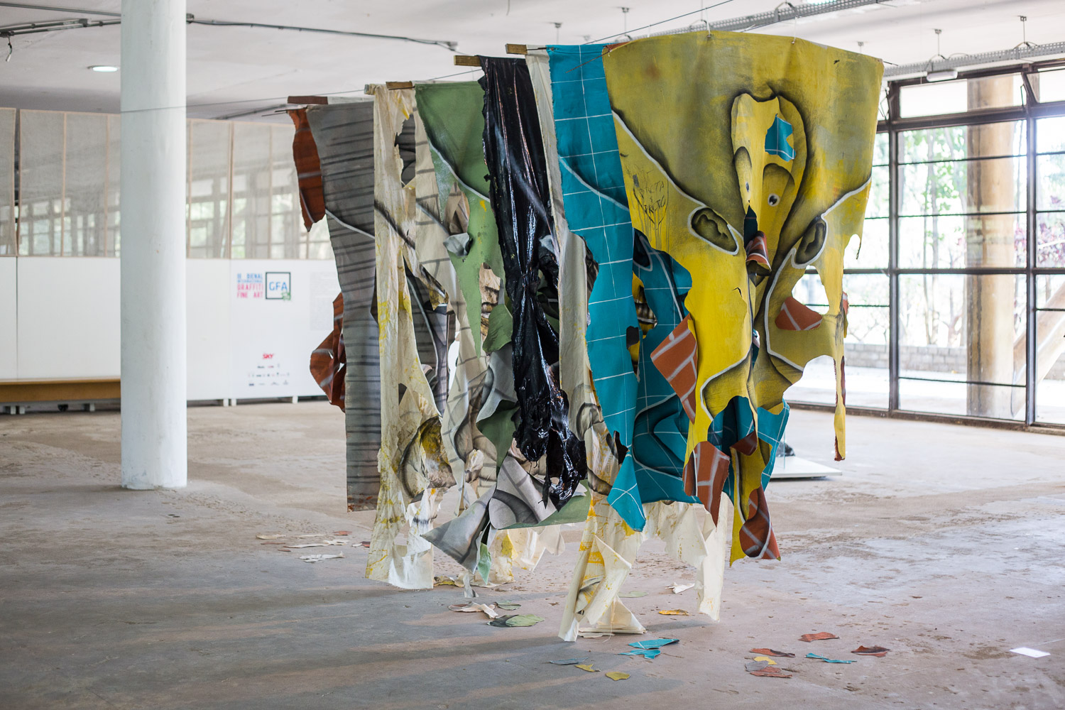 Rostos estampados em panos na obra exposta na Bienal do Graffiti