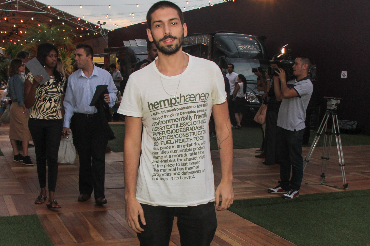 "Acho que é simples o homem estar bem vestido. Não dispenso  uma camiseta largadona e a camisa xadrez", afirma o jornalista Filipe Torre