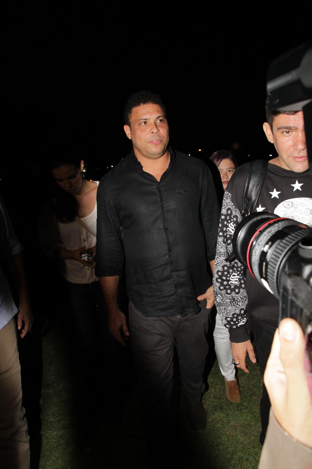 Ronaldo causa tumulto ao chegar para o desfile da Cavalera no primeiro dia de SPFW Verão 2016.