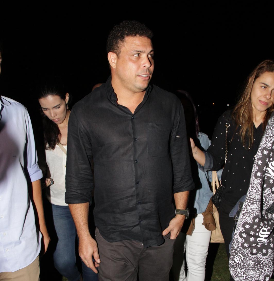 Ronaldo causa tumulto ao chegar para o desfile da Cavalera no primeiro dia de SPFW Verão 2016.