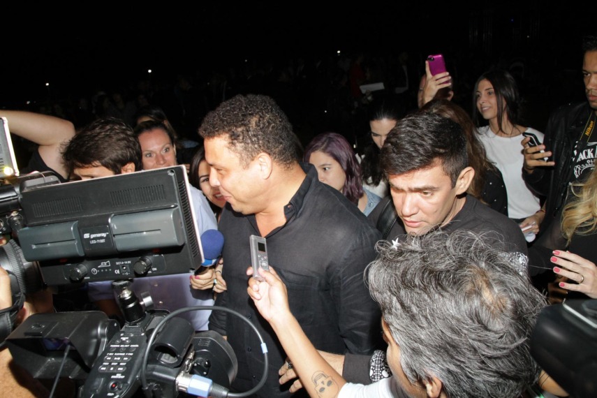 Ronaldo causa tumulto ao chegar para o desfile da Cavalera no primeiro dia de SPFW Verão 2016.