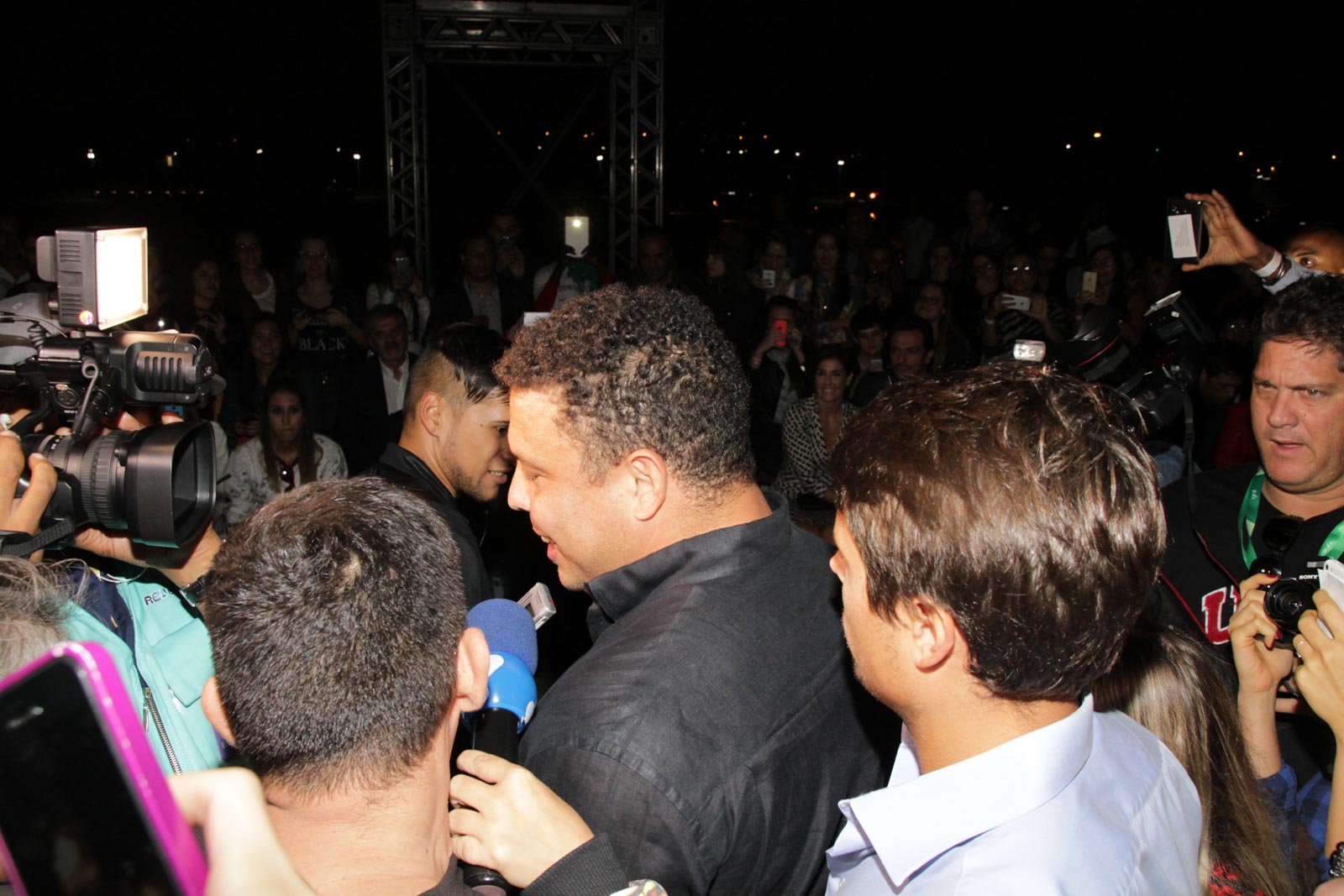 Ronaldo causa tumulto ao chegar para o desfile da Cavalera no primeiro dia de SPFW Verão 2016.