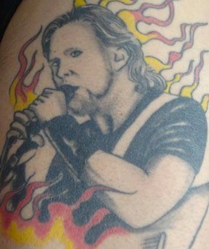 O vocalista do Metallica é o rei das tatuagens zoadas