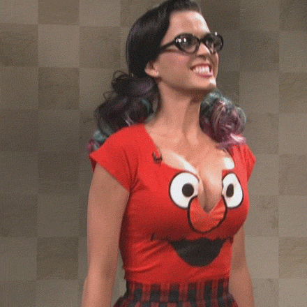 NATURAL! Filha de pastor, a cantora Katy Perry, contou durante entrevista para a revista “GQ” que quando era pre-adolescente rezava para ter seios avantajados. “Eu dizia: ‘Deus, por favor, deixe-me ter seios tão grandes que eu não consiga ver meus pés quando estiver deitada?'”, revela a cantora.