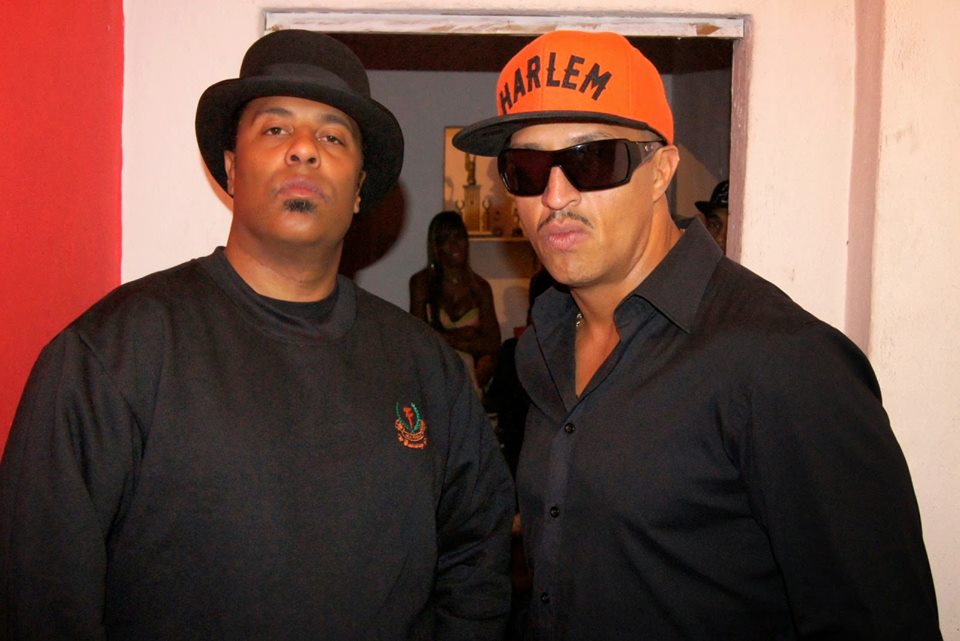 Dono de uma das vozes negras mais incríveis do Brasil, Lino Krizz, músico e parceiro de Mano Brown nas composições do disco solo do rapper do Racionais MC’s. Se apresenta com o grupo e também no projeto show solo do Mano Brown Suite Music – A força do Rap com a potência do Soul.