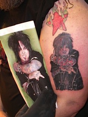 Versão monstrenga do baixista do Motley Crue