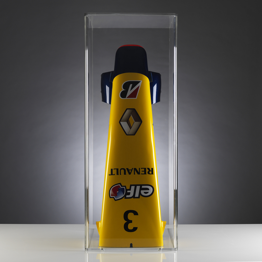 Bico de uma Renault, do ano de 2007, virou acessório para uma mesa de centro

Preço: £ 3.700
