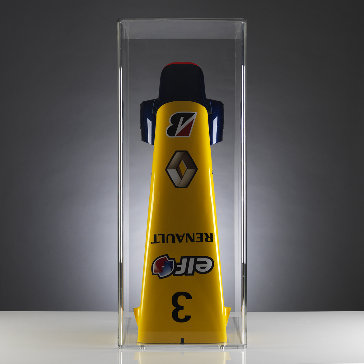 Bico de uma Renault, do ano de 2007, virou acessório para uma mesa de centro

Preço: £ 3.700