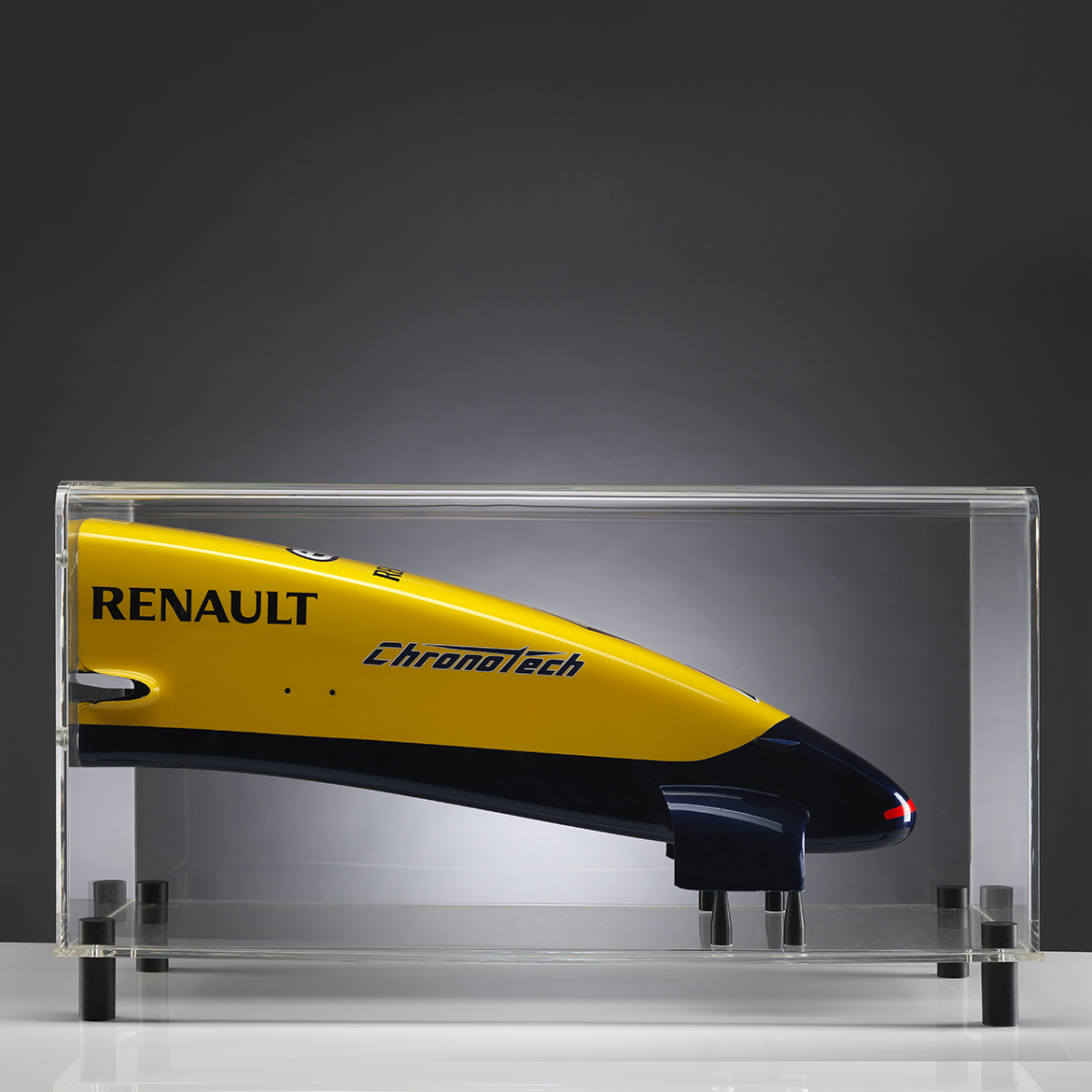 Bico de uma Renault, do ano de 2007, virou acessório para uma mesa de centro

Preço: £ 3.700