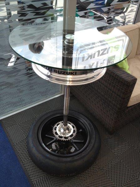 Um pneu no apoio da mesa para dar um charme na sua casa e ainda lembrar com os boxes da F1

Preço: £ 2.750