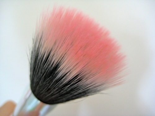 Alguns cuidados simples podem garantir a higiene da sua maquiagem, como lavar os seus pincéis a cada 10 dias com shampoo neutro, e evitar deixar a sua make em contato com coisas sujas, como dinheiro e documentos.