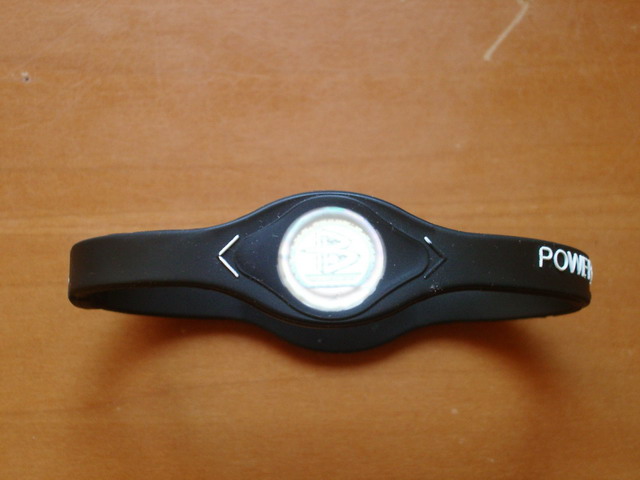 As pulseira Power Balance já são mais novas, porém viraram febre após prometerem dar mais equilíbrio para quem a usasse. O custo era altíssimo, como a pulseira Live Strong. Quem comprou deve ter ficado com muita raiva após ter descoberto que ela não ajudava em nada no equilíbrio.