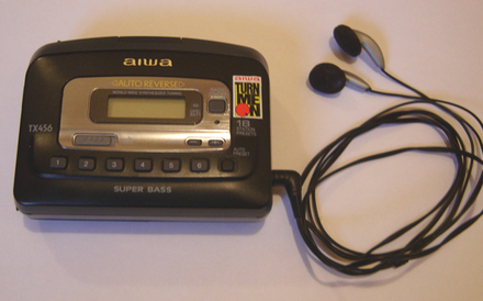 O Walkman Digital da Aiwa era demais porque você poderia salvar suas rádios favoritas naqueles botões com números, o que hoje é comum nos rádios de carro.Além disso, ele não pulava trilha quando você sem querer balançava o aparelho.
