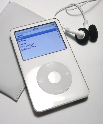 Depois do aparelho de MP3, vieram os aparelhos de MP4, que não fizeram muito sucesso. Apenas um modelo, feito por uma marca que tem uma maçã mordida como símbolo, soube aproveitar a onda com o seu produto: o iPod. Design maior, com maior capacidade, maior tecnologia. O aparelho dava de 10 a 0 em qualquer outro do mercado, assim como seu preço