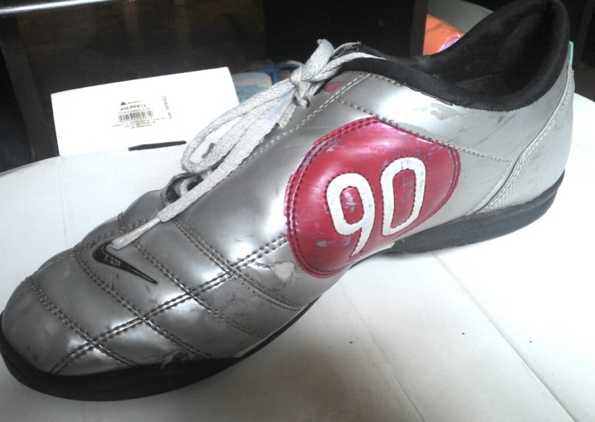 Se você jogava bola, essa chuteira já foi com certeza um sonho de consumo na sua vida.A Total 90 (T90, para os íntimos) era muito mais leve que as chuteiras das outras marcas, além de ser muito mais macia por dentro. Isso tudo, é claro, a um custo bem longe da realidade da maioria.