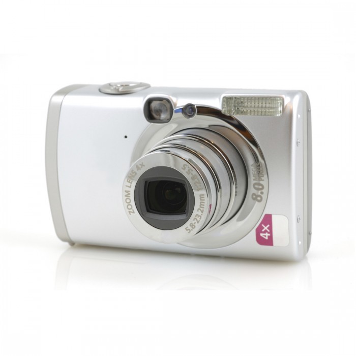 Você se lembra do mundo em que as fotos eram tiradas com câmeras analógicas? Se a resposta for sim, você lembra o quão mágica era a câmera digital.Você podia passar as fotos pro computador, visualizar a imagem por uma telinha de LCD, tinha bateria recarregável... e era caríssima.